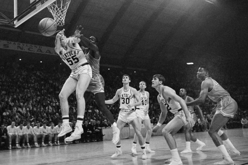 Cinco negros contra cinco blancos: el partido que cambió la historia del  baloncesto americano - Jot Down Cultural Magazine
