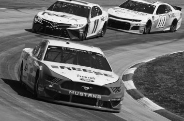 Coches compitiendo en la NASCAR. Foto Zach Catanzareti Photo (CC)